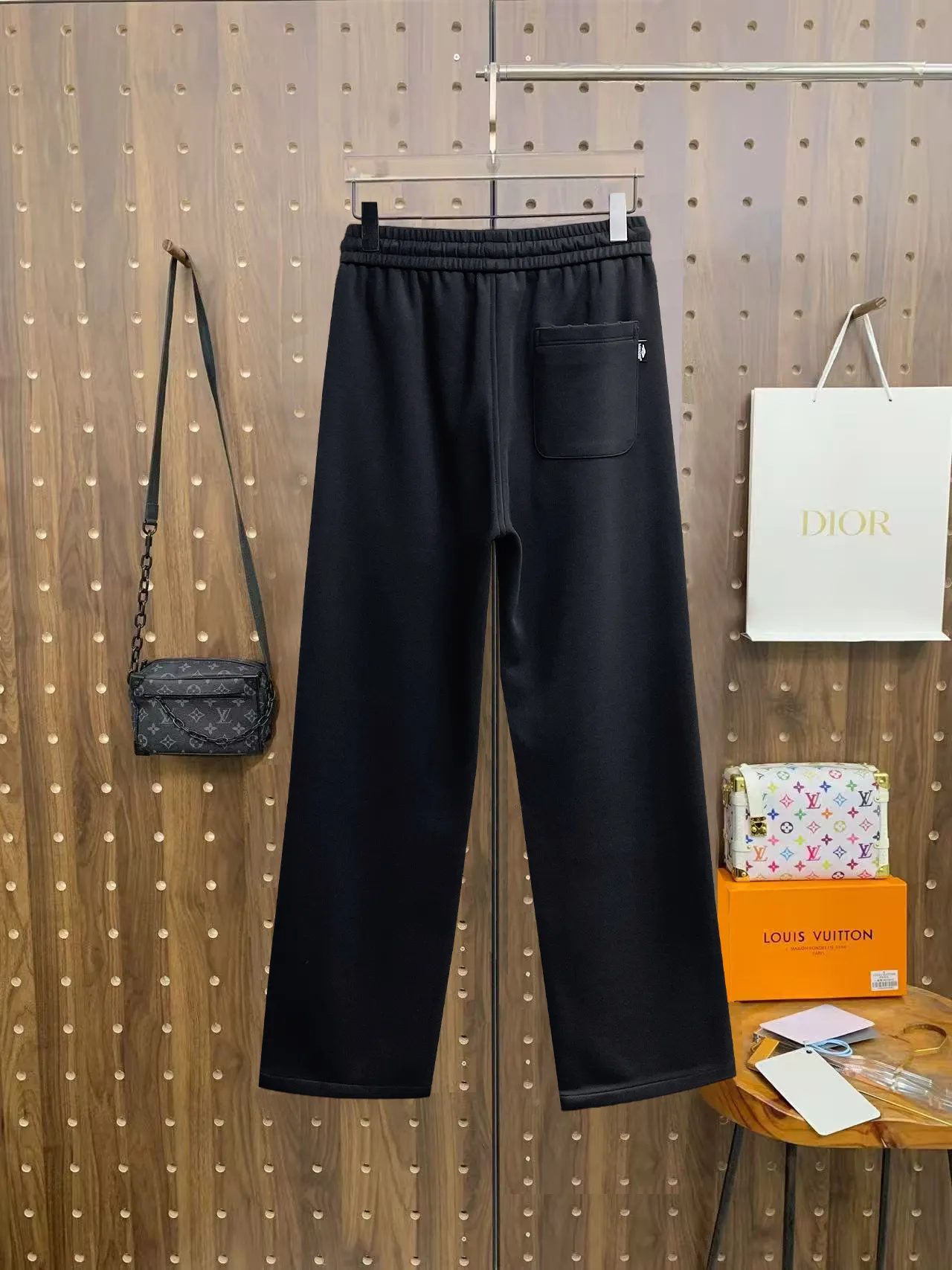 Balenciaga 🆕2026 Autumn and Winter New Arrival Casual Pants! The official website will be released simultaneously. Brand Classic LOGO casual pants, customized fabrics, excellent comfort and strong touch. Highly recognisable, perfect appearance and craftsmanship. Size:M-3XL